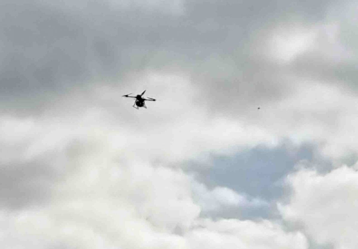 Вот так выглядит дрон-доставщик средь бела дня