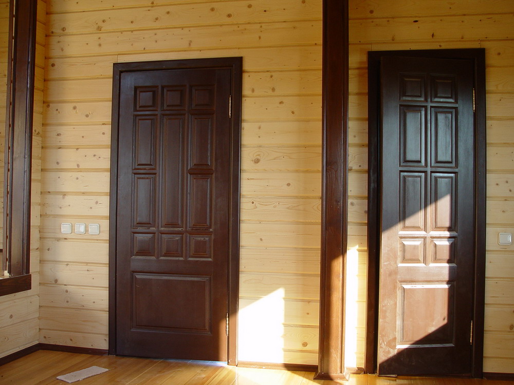 Установка дверей и окон в деревянном доме